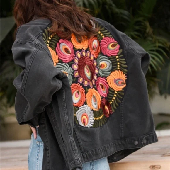 Womens Black Denim Oversized Embroidered Jean Jacket sz small bust 38" - Picture 2 of 6